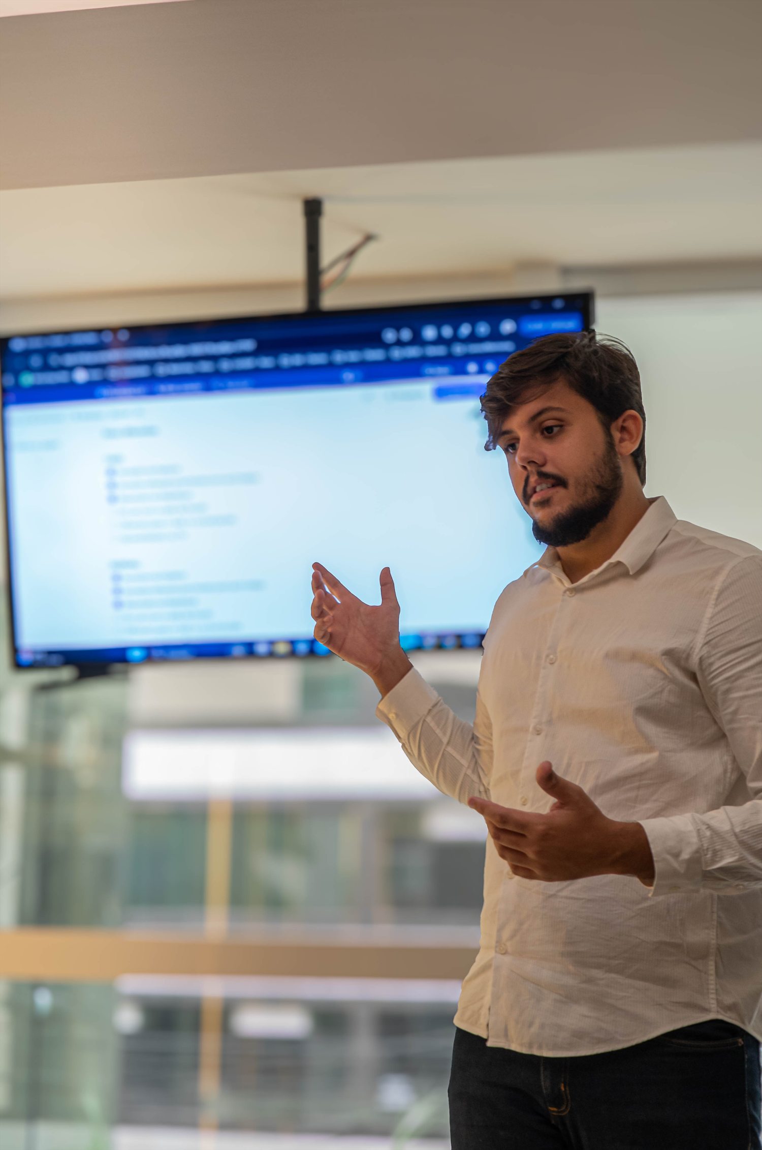 Caio conduzindo uma análise estratégica para restaurantes